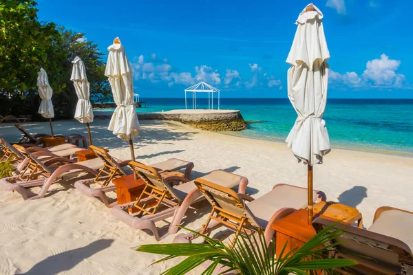 Strand Székek Esernyő Maldív Szigetek Island Fehér Homokos Strand Tenger — Stock Fotó
