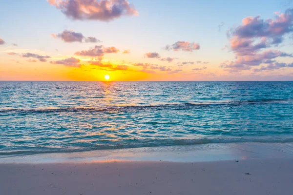 Hermosa Puesta Sol Con Cielo Sobre Mar Tranquilo Isla Tropical — Foto de Stock