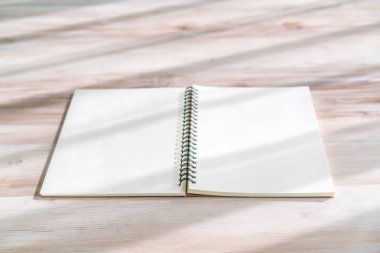 Boş defter ahşap arka plan üzerinde sahte kadar.