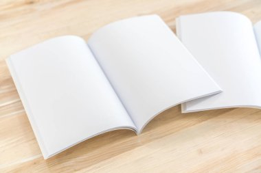Katalog, dergi boş, sahte ahşap arka plan üzerinde kitap.