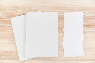 Katalog, dergi boş, sahte ahşap arka plan üzerinde kitap.
