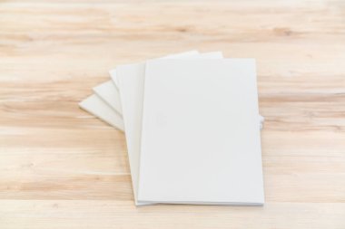 Katalog, dergi boş, sahte ahşap arka plan üzerinde kitap.