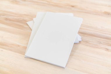 Katalog, dergi boş, sahte ahşap arka plan üzerinde kitap.