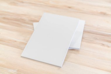 Katalog, dergi boş, sahte ahşap arka plan üzerinde kitap.