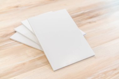 Katalog, dergi boş, sahte ahşap arka plan üzerinde kitap.