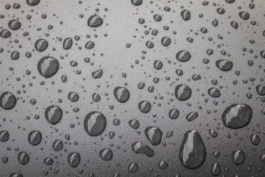 Su üzerinde siyah blackground damla