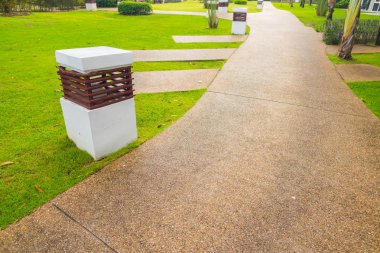 yeşil çim ile parkta yürüyüş yolu