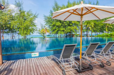 Denize yakın Yüzme Havuzu rahatlatıcı ile koltuk