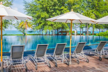 Denize yakın Yüzme Havuzu rahatlatıcı ile koltuk