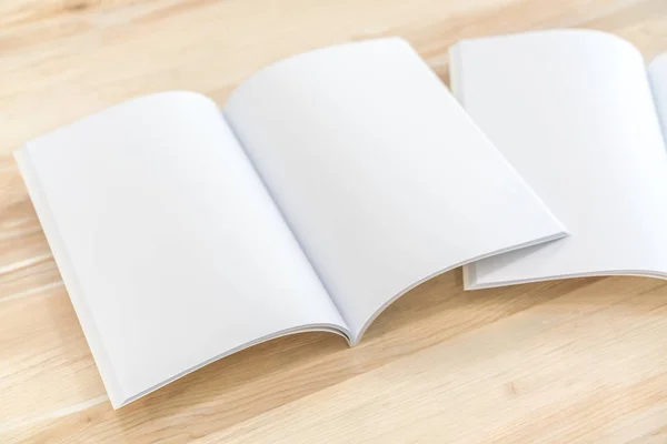 Catálogo Blanco Revistas Maqueta Libros Sobre Fondo Madera — Foto de Stock