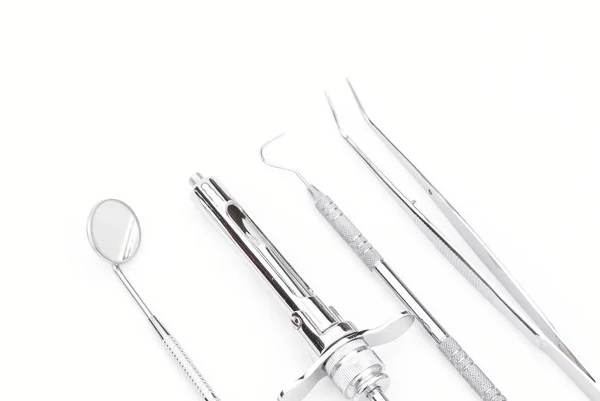 歯科用ツールおよび白い背景の装置 — ストック写真