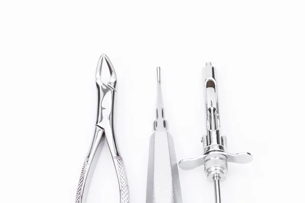 歯科用ツールおよび白い背景の装置 — ストック写真