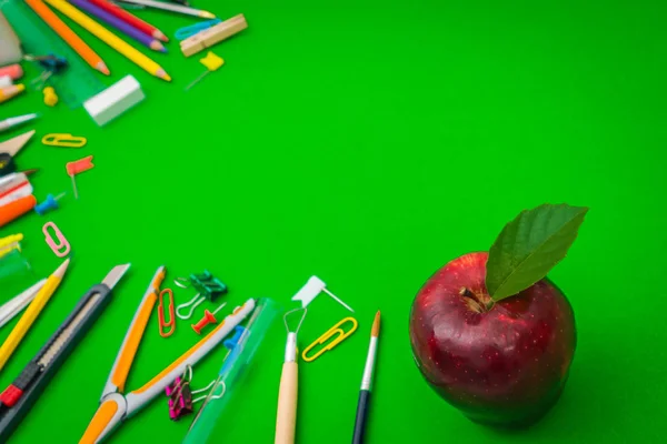 Schulbedarf Auf Der Grünen Kreidetafel Zurück Zum Schulhintergrund — Stockfoto