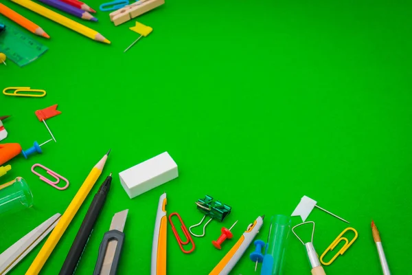 Schulbedarf Auf Der Grünen Kreidetafel Zurück Zum Schulhintergrund — Stockfoto