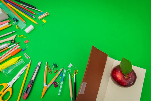 Materiale Scolastico Sulla Lavagna Verde Ritorno Scuola — Foto Stock