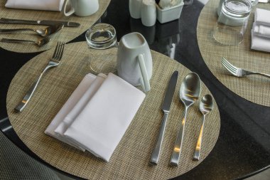 Tablo randevular-çatal, bıçak, kaşık, ipek bambu hasır peçeteye