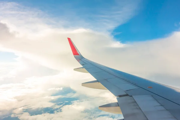 Asa Avião Voando Acima Das Nuvens — Fotografia de Stock