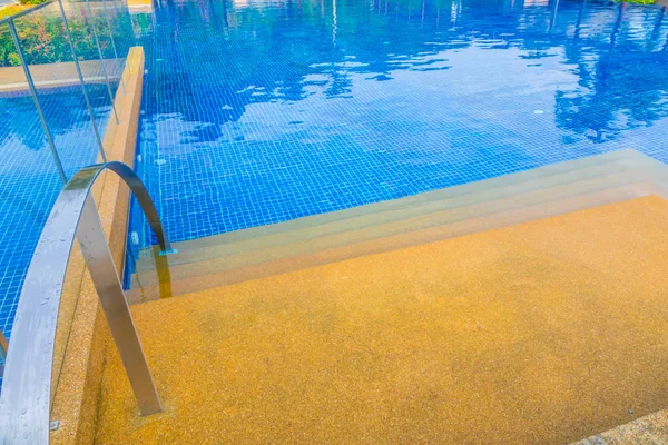 Piscina Com Escadas — Fotografia de Stock