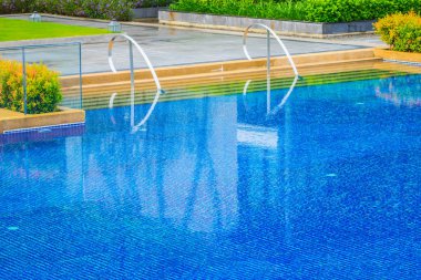 Merdivenli yüzme havuzu