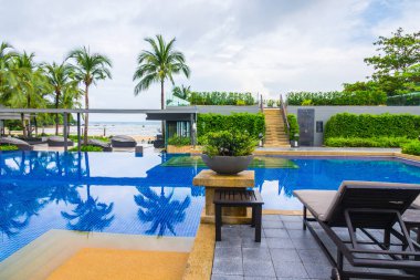 Denize yakın Yüzme Havuzu rahatlatıcı ile koltuk