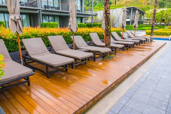 Piscina Com Bancos Relaxantes Perto Mar — Fotografia de Stock