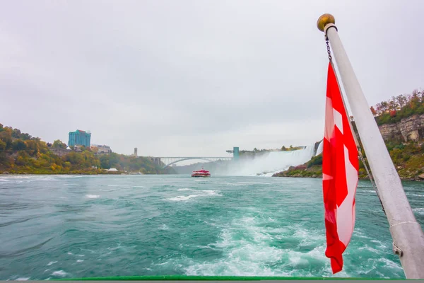 加拿大国旗上一艘船在尼亚加拉大瀑布 — 图库照片