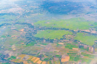Yere uçak penceresinden bakış