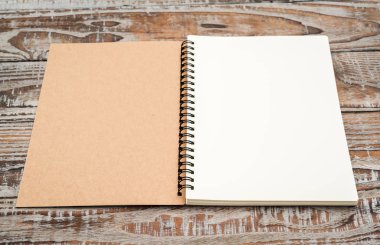 Boş defter ahşap arka plan üzerinde sahte kadar