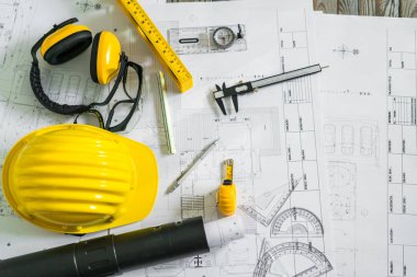 kask ve çizim araçları ile inşaat planları planları
