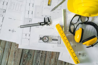kask ve çizim araçları ile inşaat planları planları