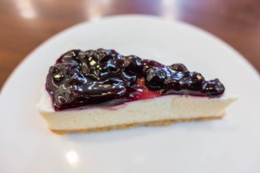 yaban mersini peynir pasta masada