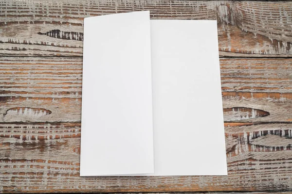 Papel Modelo Triplo Branco Sobre Textura Madeira — Fotografia de Stock