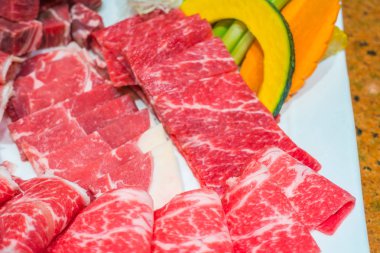 Pişmemiş çiğ et.