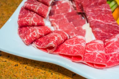 Pişmemiş çiğ et.