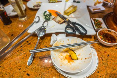 Yemek bittikten sonra kirli tabağı boşalt..