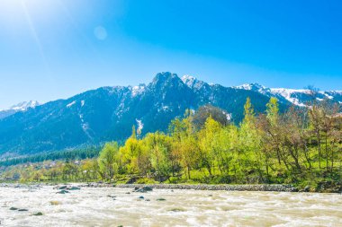 Güzel nehir ve kar kaplı dağlar manzara Kashmir devlet, Hindistan