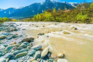 Güzel nehir ve kar kaplı dağlar manzara Kashmir devlet, Hindistan