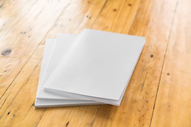 Katalog, dergi boş, sahte ahşap arka plan üzerinde kitap