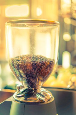 Kahve çekirdekleri makinede (filtrelenmiş görüntü işlenmiş vintage etkisi). )