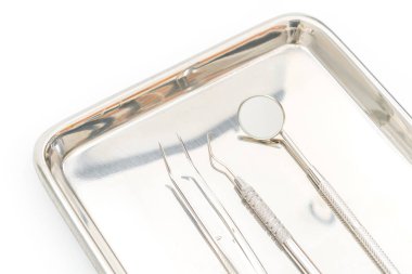 beyaz zemin üzerinde ve diş araçları.