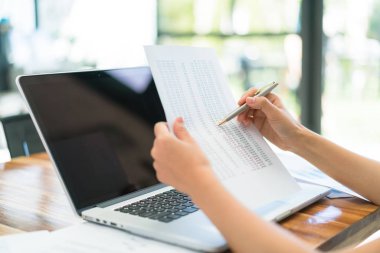Dizüstü bilgisayar ve mali grafikleri ofis toplantı adlı kullanarak iş adamları