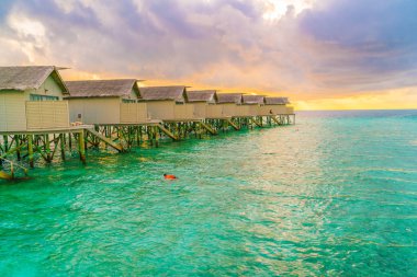 Güzel su Villa tropikal Maldivler Island günbatımı Zamanı
