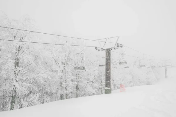 スキー場の雪の山の上のスキー場のリフト — ストック写真