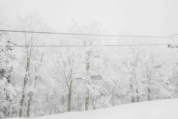スキー場の雪の山の上のスキー場のリフト — ストック写真