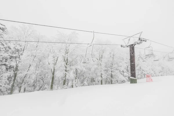 Elevador Esqui Sobre Montanha Neve Estância Esqui — Fotografia de Stock