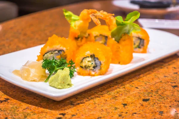Japansk Sushi Rullar Med Färsk Lax Vit Platta — Stockfoto