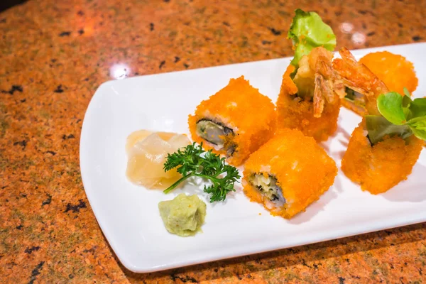 Japansk Sushi Rullar Med Färsk Lax Vit Platta — Stockfoto