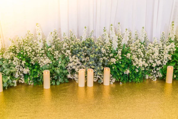 Κεριά Και Άνθη Για Μια Εορταστική Εκδήλωση Πάρτυ Γαμήλια — Φωτογραφία Αρχείου
