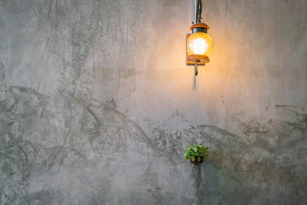 Vintage Oświetlenie Dekoracji Roślin Nad Ścianą Cementu — Zdjęcie stockowe