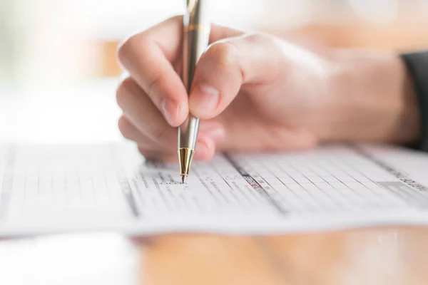 Mano Con Pluma Sobre Formulario Solicitud —  Fotos de Stock